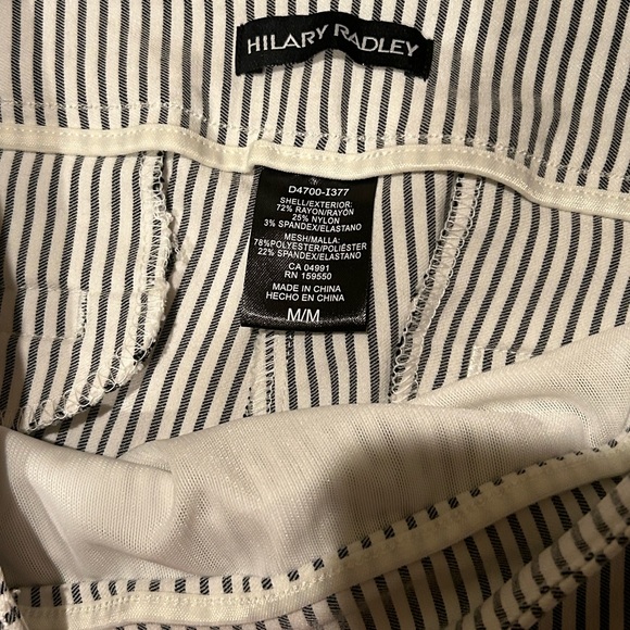 🍄Hilary Radley Pull-On Pin Stripe Cropped Pants Size Medium - Picture 3 of 3